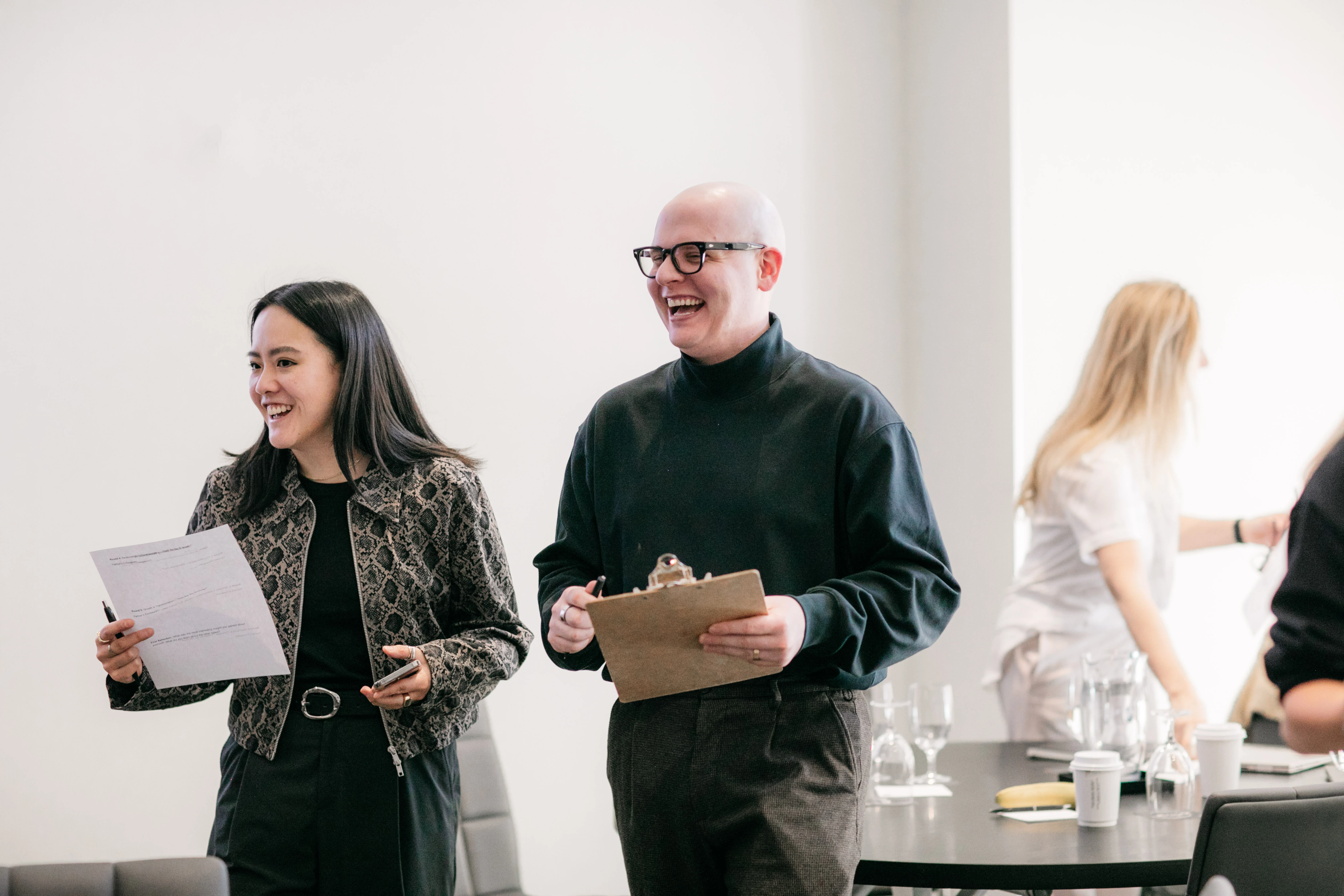 Aux colleagues in a discussion around a conference table